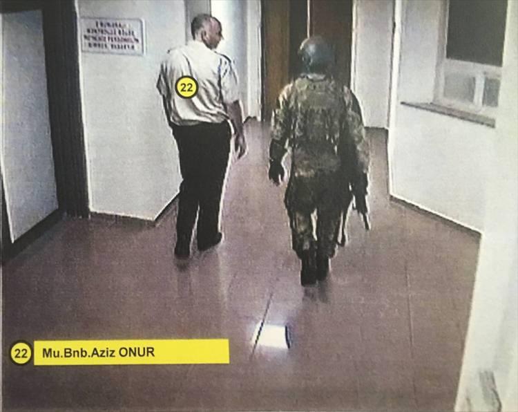 <p>Sıkıyönetim direktifinin 5. maddesinde "Sıkıyönetimin tatbiki ve kamu düzeninin tesisi maksadıyla halen kurulu bulunan askeri mahkemeler mevcut bağımsızlıklarını ve yetki alanlarını muhafaza ederek sıkıyönetim mahkemesi olarak görevlendirilmiştir. Buralarda görevlendirilen hakim ve savcı kimlikleri EK-B'dedir. Kolluk güçleri sıkıyönetim mahkemeleri tarafından verilen talimatların yerine getirilmesinden sorumludur" ifadesi kullanılıyor. </p>