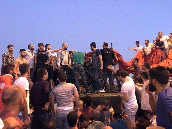 <p> Kanlı girişimden geriye ise el konulmuş demir yığını tanklar kaldı.</p>
<p> </p>