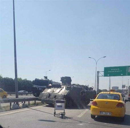 <p>Dün gece saatlerinde İstanbul Atatürk Havalimanı’nı abluka altına alan tanklar, havaalanından çıkarken TEM Otoyolu ve E-5 Karayolunu birbirine bağlayan Basın Ekspres Yolu üzerinde polisler tarafından durduruldu.</p>

<p> </p>
