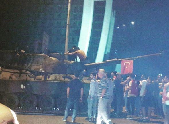 <p>Yaklaşık 200’er metre aralıklarla çok sayıda tanka ve askeri personel taşıyan ciplere burada el konuldu. El konulan tanklara vatandaşlar tarafından Türk bayrakları asıldığı görülürken her ele geçirilen askeri aracın başında silahlı polisler bekledi.<br />
 </p>
