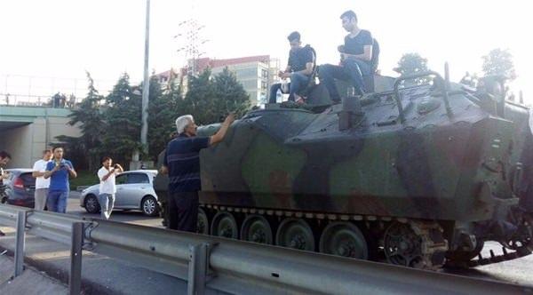 <p>İstanbul Gaziosmanpaşa ve Sultangazi ilçelerini bağlayan Eskiedirne Asfaltı’nda da benzer görüntüler vardı<br />
</p>