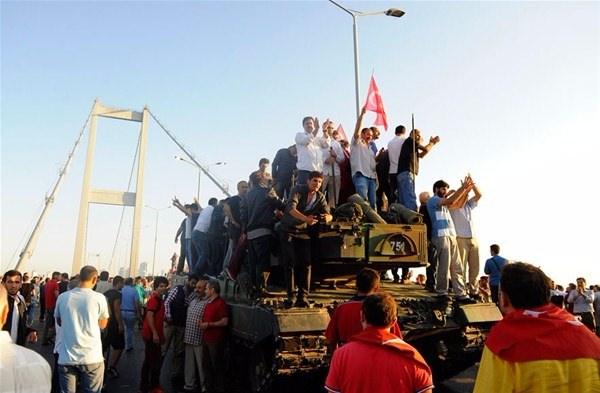 <p>İşte kanlı girişimden geriye kalan o karelerden bazıları;<br />
</p>