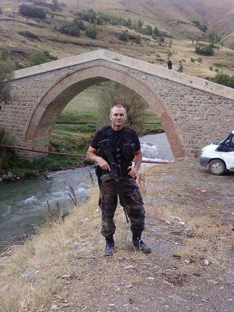 <p>ÖZEL HAREKAT POLİSİ EDİP ZENGİN, DARBE GİRİŞİMCİLERİ TARAFINDAN ŞEHİT EDİLDİ.</p>