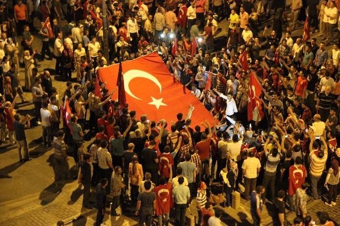 <p>Trafiğe kapatılan Kızılay Meydanı'nda da vatandaşlar bekleyişlerini sürdürdü.</p>
