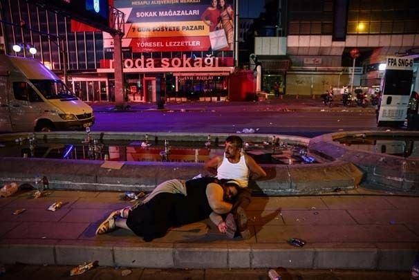 <p>Halkın ellerinde Türk bayraklarıyla kadın erkek, çocuk yaşlı demeden  kentlerin önemli meydanlarında  sürdürdüğü tepkilere sivil topum kuruluşları da  destek oldu.</p>
