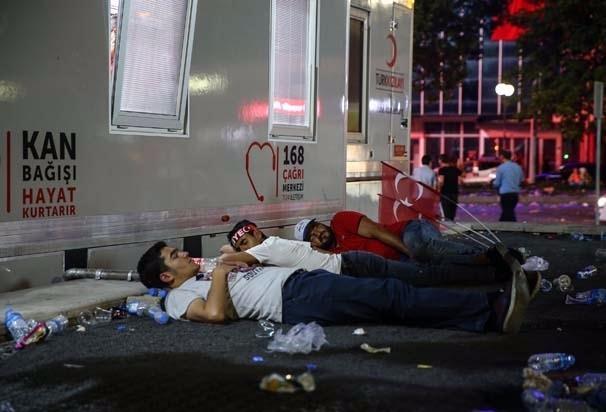 <p>Askeri kalkışmayı protesto eden vatandaşlar, hükümet ve Cumhurbaşkanı Erdoğan lehine slogan attı.</p>
