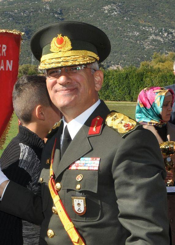 <p>Eğirdir Dağ Komando Okulu ve Eğitim Merkez Komutanı Tümgeneral Metin Akkaya</p>