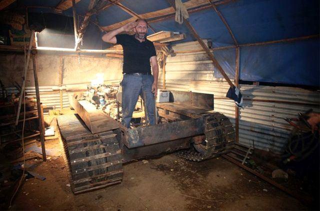 <p>Tankın önüne silahla çıkan adam, 2 günde tank yapıyorsa yarın daha da iyisini yapar. Elimde olan imkanlarla ben iki günde bunu yapabiliyorsam, Türk milletinin yapamayacağı hiçbir şey yoktur" şeklinde konuştu.</p>
