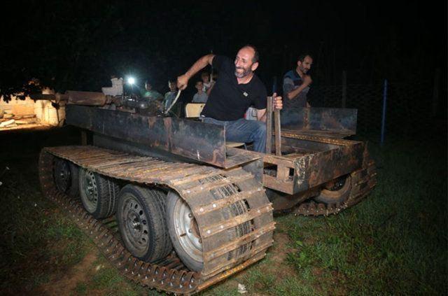 <p>Ben askerde tankçıydım. Tankların da fren sistemi böyledir. Mesela sağ freni kitlediğinizde o tarafa manevra yapıyor. Paletleri de profillerle çark haline getirdim. O şekilde içini çalıştırıyor. Buna lastikleri takmamın amacı, suda da gidebilmek amacıyla. Lastikler kendi balanslarını alacak.</p>
