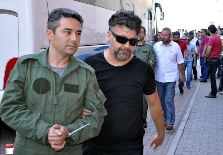 <p>KAYSERİ 'YE GÖTÜRÜLDÜLER</p>
<p>Erhaç'ta gözaltına alınan 39 yüksek rütbeli subay, emniyet güçleri tarafından karayoluyla Kayseri'ye getirildi. </p>