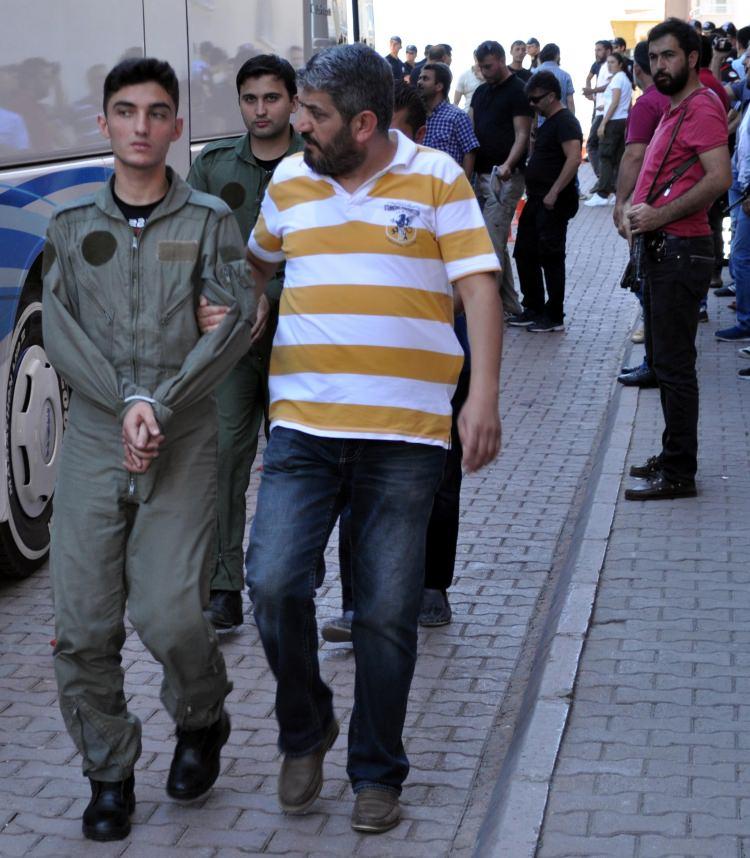 <p>Olayların ardından Kayseri Erkilet 12'nci Hava Ana Üs Ulaştırma Komutanı Hava Pilot Tuğgeneral Cemal Akyıldız, İstanbul Harbiye Orduevi'nde gözaltına alındı. </p>