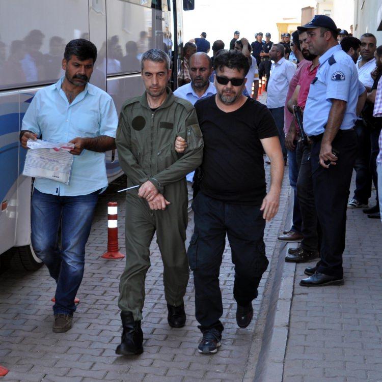 <p>Aynı üste görev yapan ve uçakları izinsiz kaldırarak Malatya'ya gönderen Hava Pilot Albay Erhan Baltacıoğlu da Kayseri'de tutuklandı.</p>
