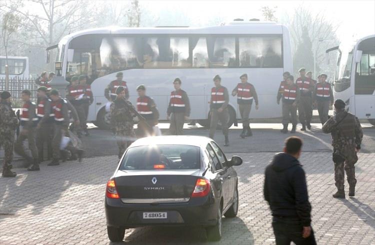 <p>Ankara Cumhuriyet Başsavcılığınca, FETÖ'nün 15 Temmuz darbe girişimine ilişkin Genelkurmay Başkanlığı'ndaki eylemlerle ilgili, 26'sı general 221 şüpheli hakkında hazırlanan 2 bin 581 sayfalık çatı iddianamesi mahkemeye gönderildi.</p>
<p> </p>