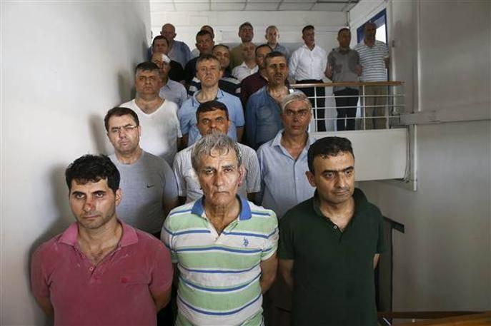 <p><strong>YURTTA SULH KONSEYİ</strong></p>

<p> </p>

<p>Ankara Cumhuriyet Başsavcılığınca, FETÖ'nün 15 Temmuz 2016'daki darbe girişimine ilişkin Genelkurmay Başkanlığındaki eylemlerle ilgili hazırlanan çatı iddianamesinde, FETÖ'nün asker üyelerinden oluşan ve "Yurtta Sulh Konseyi" üyesi olarak tespit edilen 38 şüpheli de yer alıyor.</p>
