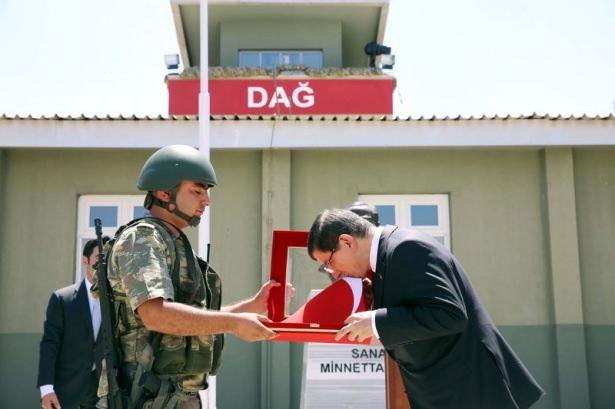 <p>Davutoğlu'na ziyaretinde İçişleri, Milli Savunma ve Maliye Bakanları, eski Bakan Efkan Ala ile Genelkurmay Başkanı Necdet Özel ve Özel'in bu ay ortasında görevini devredeceği Kara Kuvvetleri Komutanı Hulusi Akar da eşlik etti. Davutoğlu'nun ziyareti IŞİD'le mücadelede önemli bir mesaj olarak da algılandı.</p>
