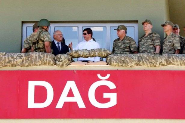 <p>Başbakan Ahmet Davutoğlu, Suriye sınırındaki Kilis'in Elbeyli İlçesi'ne geldi. İlçede bulunanlarla sohbet eden ve güvenlik güçlerine destek isteyen Başbakan Davutoğlu, IŞİD militanlarının açtığı ateş sonucu şehit olan Astsubay Mehmet Yalçın Nane'nin görev yaptığı Dağ Hudut Karakolu'nda da incelemelerde bulundu.</p>