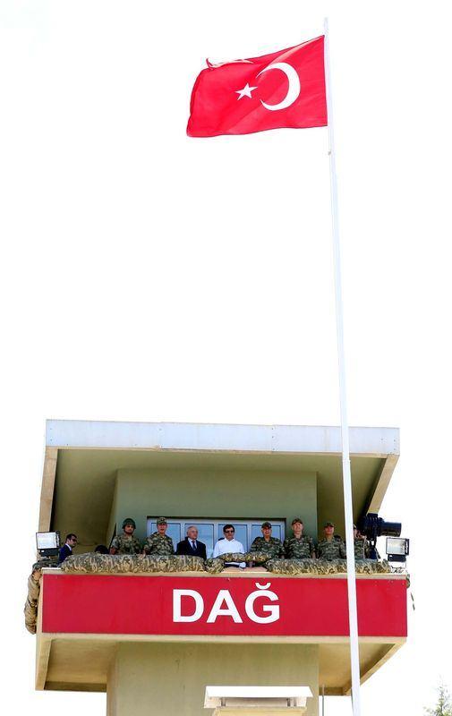 <p>Başbakan Davutoğlu öğle saatlerinde Başbakanlık'a ait özel uçakla Gaziantep Havalimanı'na geldi. Gaziantep Valisi Ali Yerlikaya, Büyükşehir Belediye Başkanı Fatma Şahin ve yetkililer tarafından karşılanan Başbakan Davutoğlu daha sonra karayoluyla Kilis'in Elbeyli İlçesi'ne hareket etti.</p>
<p> </p>