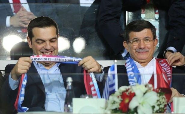 <p>Türkiye ile Yunanistan arasındaki yapılan özel maçı, Başbakan Ahmet Davutoğlu ile Yunanistan Başbakanı Aleksis Çipras da izledi</p>
