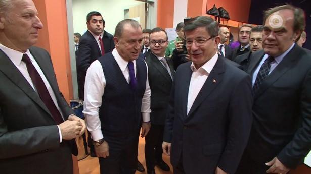 <p>Başbakan Ahmet Davutoğlu'nun, maçtan önce A Milli Futbol Takımı'nın soyunma odasına giderek, teknik heyet ve oyunculara başarılar dileğinde bulundu.<br />
<br />
</p>