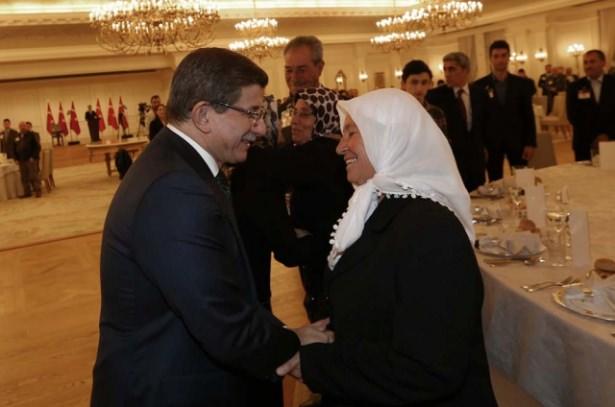 <p>Başbakan Ahmet Davutoğlu, eşi Sare Davutoğlu ile birlikte, şehit aileleri ile Çankaya Köşkü'nde bir araya geldi. Başbakan Davutoğlu ve eşi Sare Davutoğlu, şehit çocuklarıyla yakından ilgilendi.</p>
