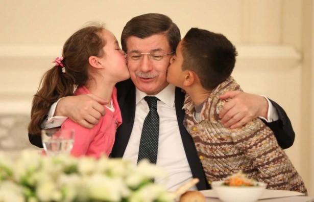 <p>Başbakan Davutoğlu, şehit yakınlarına verdiği yemekte kendisini öpen iki çocukla çekilen fotoğrafı Instagram hesabından paylaşarak, "Şehitlerimizin emanetleri" ifadesini kullandı.</p>
