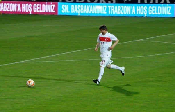 <p>Başbakan Ahmet Davutoğlu,  mitingin ardından Trabzonspor'da daha önce forma giymiş eski futbolcularla Hüseyin Avni Aker Stadında maç yaptı.</p>
