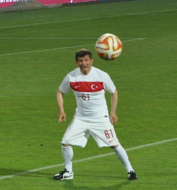 <p>Başbakan Ahmet Davutoğlu,  mitingin ardından Trabzonspor'da daha önce forma giymiş eski futbolcularla Hüseyin Avni Aker Stadında maç yaptı.</p>
