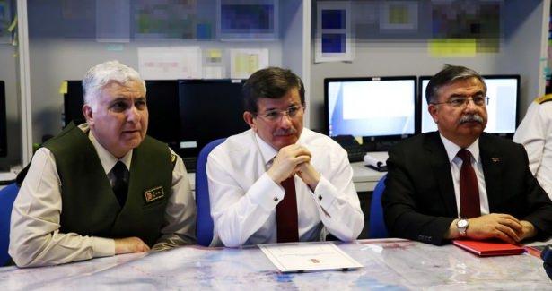 <p>Başbakan Davutoğlu, operasyon merkezinde Genelkurmay Başkanı Necdet Özel'den bilgi aldı. </p>
