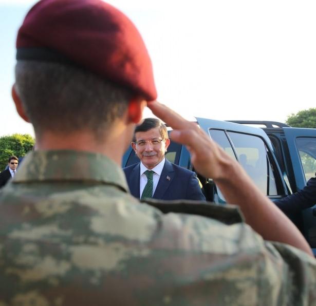 <p>Başbakan Yardımcıları Bülent Arınç ve Yalçın Akdoğan ile Genelkurmay 2. Başkanı Orgeneral Yaşar Gürel'in de eşlik ettiği Davutoğlu'nun ziyareti, 3 saat sürdü.</p>