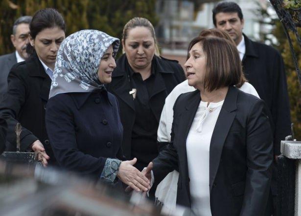 <div>Sare Davutoğlu'nu binanın girişinde Selvi Kılı&ccedil;daroğlu'nun kız kardeşi Hayriye Kocadağ karşıladı.</div>

<div>&nbsp;</div>
