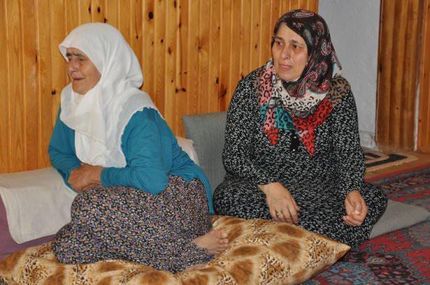 <p>Kongreyi kızı ile Taşkent'teki evinde izleyen Ahmet Davutoğlu'nun halası Nilüfer Özlen (solda) yeğeni Davutoğlu'nun konuşmasını göz yaşları içerisinde izledi.</p>
