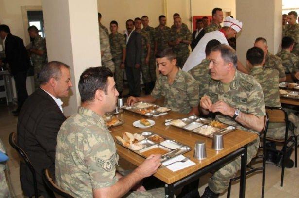 <p><strong>Başbakan Davutoğlu, Bayramın 1'inci günü incelemelerde bulunup, mehmetçiklerle birlikte karavana yemişti.</strong></p>
