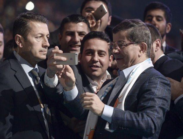 <p>Başbakan Ahmet Davutoğlu marşlar, şarkılar ve sloganlarla karşılandı. Davutoğlu'nun salona girmesiyle büyük bir coşku yaşanırken gençler Davutoğlu ile selfie çekmek için adeta birbirleriyle yarıştı.</p>