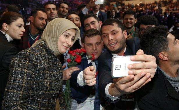 <p><strong>10 DAKİKADA 30 SELFİE</strong></p>
<p>Neredeyse her adımında gençlerin uzattığı telefonla karşılaşan Davutoğlu, kimseyi kırmayarak telefonlara selfie pozu verdi.</p>
