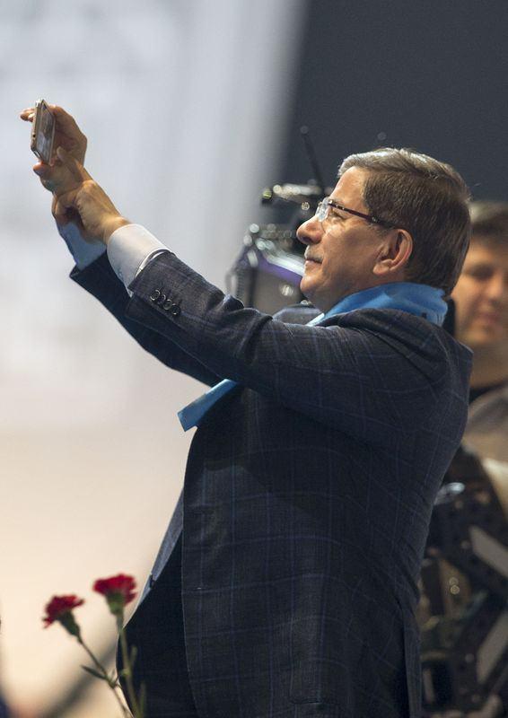 <p>10 dakikada 30 selfie çeken Davutoğlu, parti otobüsünden yaptığı konuşmasında "Gençler sizin her birinizi alınlarınızdan öpüyorum. Sizler böyle soğuğa fırtınaya her türlü siyasi ya da iklime dayalı boraya dimdik durdukça, ayakta oldukça AK Parti davası ilelebet hak yolda yürüyecektir.</p>
