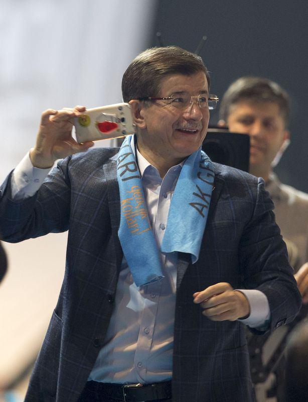 <p>Her birinizin gözündeki ışığı kalbindeki iman ruhunu, zihnindeki Türkiye aşkını görüyorum" diye konuştu.</p>