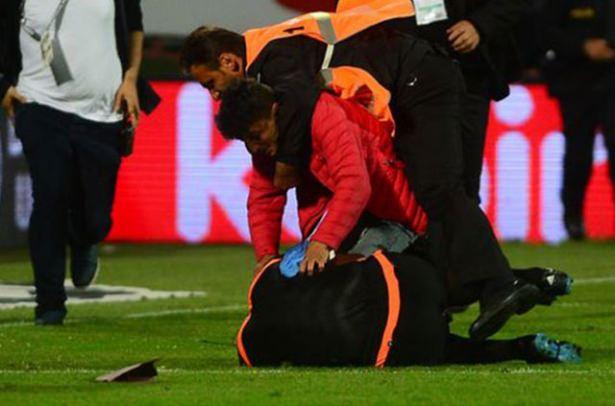 <p>Trabzonspor- Fenerbahçe maçının 89. dakikasında ilave yardımcı hakem Volkan Bayarslan’ın, lise 3. sınıf öğrencisi olan 17 yaşındaki O.M. tarafından yumruklanıp tekmelenmesi spordaki şiddetin ulaştığı boyutları gözler önüne serdi.</p>
