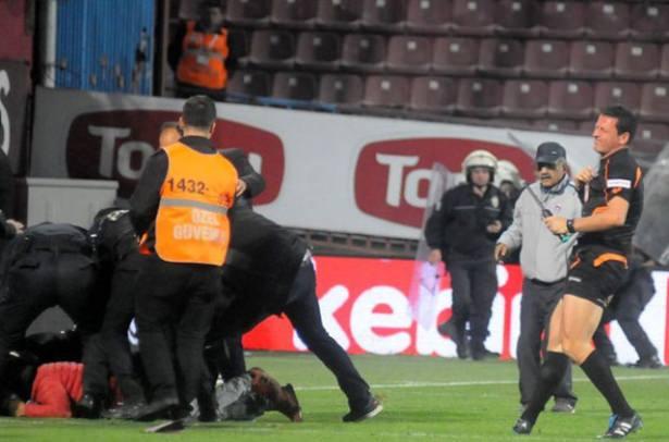 <p>Darp raporu alıp şikayetçi olan Bayarslan, sabaha kadar uyuyamazken, büyük panik yaşayan ailesini telefonla teskin etmeye çalıştı.</p>