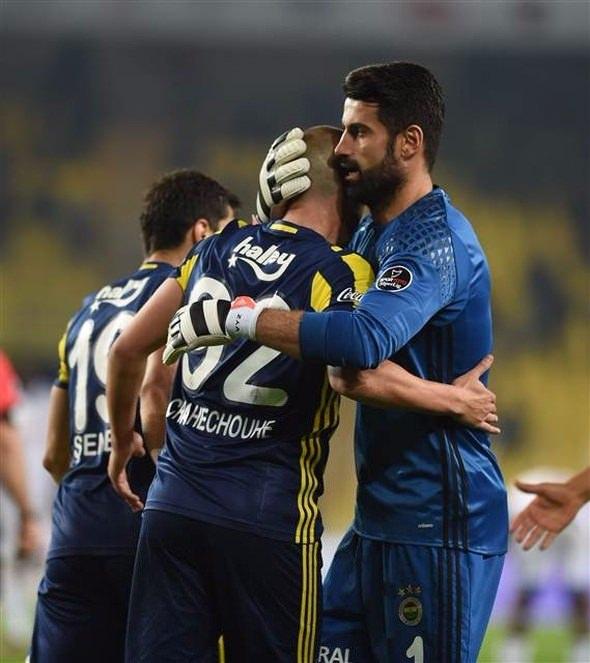 <p>VOLKAN DEMİREL'DEN ÖZEL TEBRİK<br />
<br />
Fenerbahçe kaptanı Volkan Demirel, bu sezon ilk kez 11'de oynadığı maçta gol atmayı başaran Aatıf'ı özel olarak tebrik etti.</p>