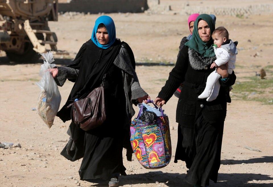 <p>Musul'un Aden mahallesinden yaya olarak yola &ccedil;ıkan siviller, yanlarına aldıkları &ccedil;antaları ve hafif eşyaları ile Irak Ordusunun kontrol&uuml;ndeki G&ouml;k&ccedil;eli mahallesine vardı.</p>
