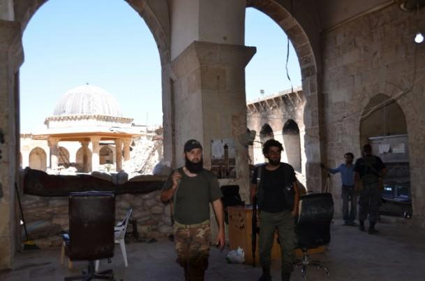 <p>Hz. Zekeriya'nın kabrinin yanı sıra Peygamber Efendimiz Hz. Muhammed'in "Sakal-ı Şerifi" ve dişleri gibi kutsal emanetler bulunan camide, İslam tarihi açısından kıymet biçilemeyen çok sayıda el yazması ve Kur'an-ı Kerim de yer alıyor.</p>