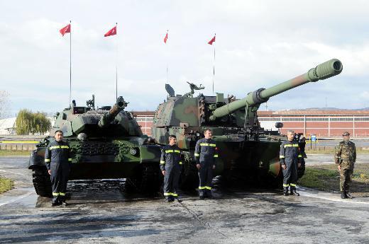 Makina ve Kimya Endüstrisi Kurumu'nun Kırıkkale'deki Ağır Silah ve Çelik Fabrikası'nda üretilen Fırtına'da, NATO standardı her cins 155 milimetre obüs mühimmatı kullanılabiliyor.