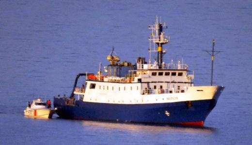 Daha önce sonar sistemleri ile yapılan araştırmalarda uçağın enkazının bulunabileceği sekiz alan belirlenmişti. Nautilus'un araştırmaya başladığı ilk alanda ortaya çıkan, bir gemi konteynırı oldu. Ardından ikinci alana geçildi. İkinci alan, arama kurtarma çalışmalarına katılan Türk helikopterlerinin bir yakıt sızıntısı belirlediği yerdi. 3 Temmuz gecesi ve 4 Temmuz'da bu ikinci alanın araştırılmasında uçağın ilk parçalarına ulaşıldı ve bunların görüntüleri alındı. Araştırmada yüzlerce enkaz parçası belirlendi ve bunların bazıları çıkarıldı. Ayrıca iki pilotun, deniz dibinde yatan naaşları da belirlendi.