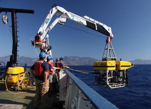 “ASANSÖR" KULLANILDI ... Pilotların naaşlarının su yüzüne çıkarılması için Nautilus'un ekibinin "asansör" olarak adlandırdığı, daha önce deniz dibinden bilimsel örnekler ve arkeolojik parçalar çıkarmakta kullanılan aracın kullanılmasına karar verildi. Nautilus'un bağlı olduğu Okyanus Araştırma Vakfı'nın dün yaptığı açıklamaya göre, "asansör" olarak adlandırılan araç, "etrafı alüminyumla çevrili, dibinde ağ olan bir sepet. Üstünde yüzebilmesini sağlayan cam küreler bulunuyor ve denizin dibine inmesi de çelik ağırlıklarla sağlanıyor. Alet, deniz dibine indirildiğinde, uzaktan hedefe doğru yönlendiriliyor".