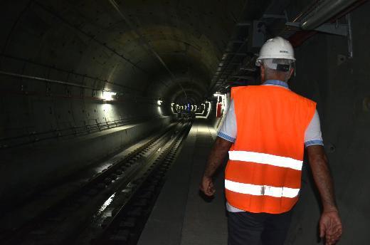 <p>Tarihi demiryolu ne olacak?</p>
<p>Proje kapsamında toplam uzunluğu 63 kilometreyi bulan mevcut hattın yenilenmesi öngörülüyor. 1900'lerin başında, Bağdat Demiryolu'nun bir parçası olarak yapılan bu hat, istasyonlar başta olmak üzere pek çok tarihi yapıyı içeriyor. Haydarpaşa'yla birlikte, Sirkeci'deki tarihi gar da Marmaray'la birlikte işlevini yitirecek.</p>