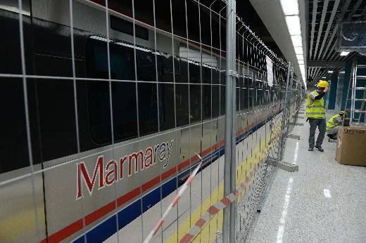 <p>Marmaray'la kiralar artacak mı?</p>
<p>Raylı sistemin etkisiyle emlak değerlerindeki bu artış, kendisini en fazla Kadıköy ve Pendik'te yüzde 20 kira ve Ümraniye'deyse yüzde 36 artışla satılık daire fiyatlarında kendini gösterdi. www. sahibinden.com verilerine göre; Kadıköy, Marmaray ve metrobüs hattına entegre olacak olan metro hattının da etkisiyle hem Asya hem de Avrupa yakasının ulaşım merkezi haline geldi. Pendik de Kadıköy-Kartal metrosuna olan yakınlığı, sıfır konut projeleri ve havaalanına yakınlığıyla kiracıların gözdesi</p>