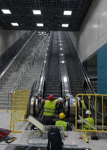 <p>Marmaray kazıları, dünya arkeolojisine ne kazandırdı?</p>
<p>Pek çok 'çanak çömleğin' çıktığı arkeolojik kazılar, 9 Mayıs 2004'te başladı. Dünyada dokuz yıl boyunca aralıksız süren başka kazı olmadı. Uzman arkeologlarla ve İstanbul Arkeoloji Müzeleri yönetiminde, 58 bin metrekare alanda ve üç metre suyun altında da yapılan araştırmalar bütün dünyada büyük heyecan uyandırdı. Kazı alanında geç Osmanlı dönemi'nden başlayarak, erken Osmanlı, Bizans, Roma, klasik, neolitik ve arkeik dönem arkeoloji katmanlarının her evresinden veriler elde edildi. Kazılar sonucu ortaya çıkan kültür varlıkları İstanbul'daki denizcilik, ticaret, günlük yaşam ve topografyaya ilişkin çok yeni bilgiler sunuyor.</p>