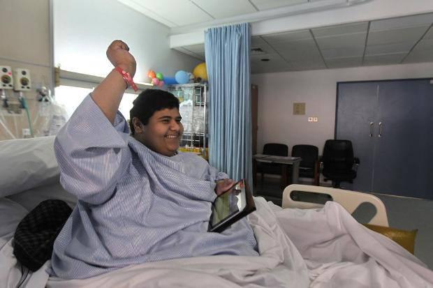 20 yaşındaki Suudi gen&ccedil;, tedavisine başlamadan &ouml;nce 610 kilo ağırlığında idi. Doktorların, &ldquo;zayıflamazsa &ouml;lebileceği&rdquo; uyarısına rağmen bir t&uuml;rl&uuml; kilo veremiyordu. Ge&ccedil;en ağustos ayında ise Suudi Arabistan Kralı Abdullah, sağlık durumunu d&uuml;nya basının konuştuğu gence &ldquo;Zayıfla emri&rdquo; verdi.