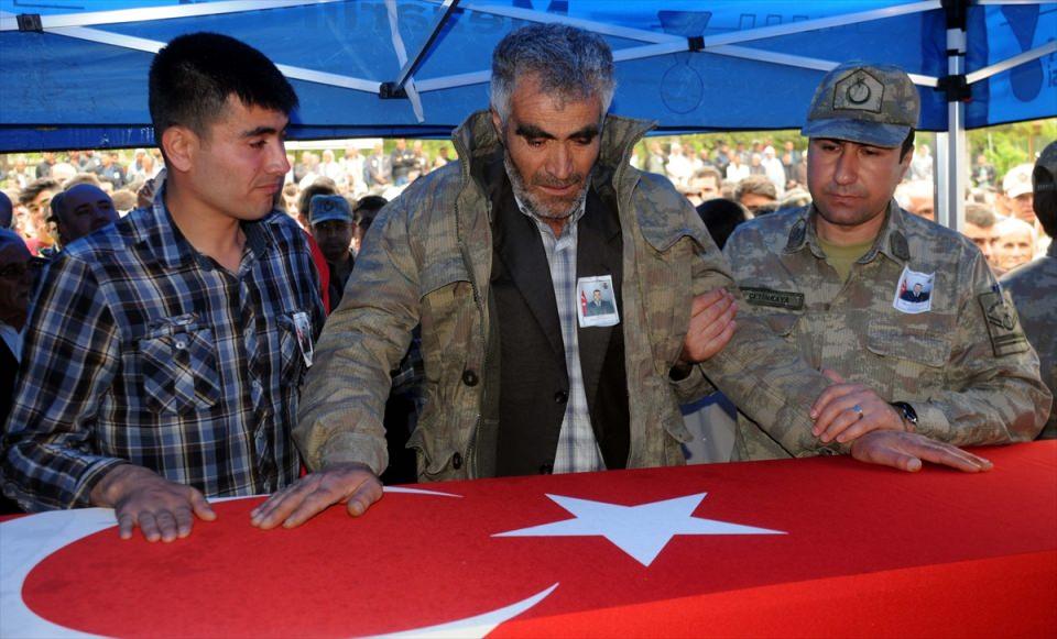 <p>Bir süre askerlerin omuzunda taşınan şehidin cenazesi, tekbirler eşliğinde getirildiği Tanır Mezarlığı'nda defnedildi.</p>
<p> </p>