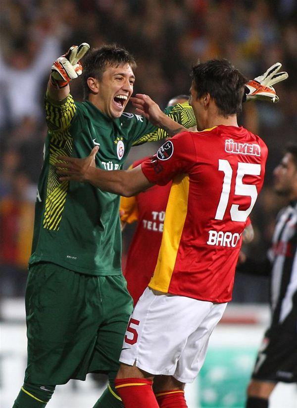 <p>EN YUMUŞAK FUTBOLCU</p>
<p><strong>En yumuşak futbolcuya Milan Baros diyebilirim. Çünkü hiç faul yaptığını hatırlamıyorum.</strong></p>